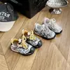Zapatos casuales para exteriores para niños, zapatos para caminar de suela blanda para primavera/otoño, zapatillas deportivas para niñas pequeñas, de punta cerrada, antideslizantes, de malla, estilo coreano