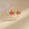 Aretes Clip de Zirconia con Forma de Hoja de Arce Roja en Espiral para Mosquitos, Alto Atractivo Estético, Realzan el Cutis, Llamativos, Diseño de Hoja Completa de Diamantes, No Requieren Perforación, Clips para Cartílago