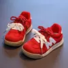 Tênis infantil 2026 primavera e outono novo modelo sapatos esportivos versáteis de sola macia para crianças tênis de treino alemão antiderrapante com estampa de letras da moda para meninos