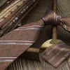 Corbata para Hombre Estilo Británico Retro Atada a Mano Color Café Traje de Negocios Boda Novio Caja de Regalo para Boda