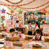 Decorações para a volta às aulas para escola primária e jardim de infância, atmosfera de cerimônia, guirlandas de bandeirinhas, arranjos de cena para sala de aula, guirlandas de lamê, decorações suspensas
