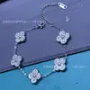 Tallado láser moda temperamento flor de cuatro hojas láser oro lote flor pulsera clavícula mujer 2025 sentido del diseño no se decolora