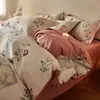 Estilo Outono e Inverno Conjunto de Roupa de Cama de Quatro Peças Espesso Escovado 100% Algodão Toque de Luxo Capa de Edredom Floral Pura de Algodão Lençol Conjunto de Três Peças para Dormitório Estudantil