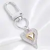 Lujo Ligero Chapado en Oro Full Diamante Charm Hebilla en Forma de D Colgante Hueco en Forma de Corazón Accesorios para Bolsos Llaves Fábrica Stock Mayorista