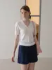 Top de punto blanco de manga corta con cuello en V para mujer, nuevo modelo de verano 2026, de alta gama y súper elegante, top ligero para mujer