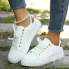 Sapatos Casuais Europeus e Americanos Transfronteiriços 2026 para Mulheres, Sapatos Brancos de Comércio Exterior com Sola Plana Europeus e Americanos, Cor Sólida Simples com Bico Redondo Novo Atacado Tamanho Grande