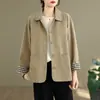 Casaco feminino plus size 2026 novo estilo início do outono jaqueta casual solta top para mães de meia-idade, peça externa fashion