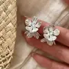 Brincos Gancho Flor Zircônia Dourados de Camada Dupla de Luxo Leve para Mulheres, Elegantes de Luxo Leve, Estilosos de Nicho, Tendência de Brincos Modernos e Versáteis