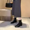 Versão em couro de botas curtas femininas que aumentam a altura, estilo coreano versátil, salto grosso elegante, bico quadrado, botas justas, botins curtos estilo Martin para mulheres baixinhas