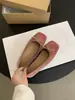 Primeiro Encontro Temporada Sapatos Baixos de Camurça Antiga Femininos Estilo Novo Primavera e Outono Estilo Francês de Festa Sapatos Planos Casuais Elegantes de Fada