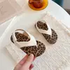 Sandálias Chinelo Infantil Estilo Coreano 2026 Novo Modelo de Verão para Meninas Casuais Planas Estampa de Leopardo Calçados de Praia para Uso Externo