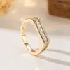 Anillo de Luz de Zirconia Incrustada en Oro Real Chapado en Cobre Transfronterizo Europeo y Americano Lujo Ligero Sensación de Alta Gama Anillo para el Dedo Joyería de Mano Versátil Fabricante Venta al por Mayor en Stock