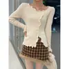 Top de punto para mujer de diseño OEM de alta gama con bordes irregulares de volantes y abertura, estilo suave y acogedor