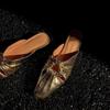 Diseño Francés de Nicho Cuadrado Hueco Plisado Media Falda Hebilla Metálica Zapatos Baotou Sandalias de Verano para Mujer