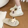 Pantuflas de felpa con dibujos animados para mujer, nuevo estilo otoño/invierno para usar al aire libre, 2026, de punta abierta, temática de gato, pantuflas de algodón de suela plana para uso en interiores