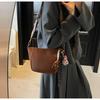 Bolsa Feminina da Moda Primavera 2025 Nova Bolsa Balde Versátil para Pendurar no Ombro Niche Simples Transversal Pequena
