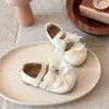 Sapatos pequenos de couro estilo Chanel 2026 primavera e outono novos versão coreana sapatos de princesa para meninas com laços de strass e solas macias para combinar com saias