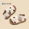 Sandálias de Verão Macias para Bebês Meninas com Design de Flor Fofa, Biqueira Fechada, Anti-Chute, Antiderrapantes, Respiráveis, Sapatos Funcionais para Crianças de 1-4 Anos