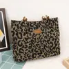 Bolso Grande de Estampado de Leopardo Estilo Europeo y Americano 2026 Nuevo de Moda Simple Bolso de Mano Bolso de Hombro Único para Viajes Casuales Bolso Tote Versátil de Moda
