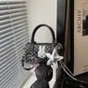 Bolsa de Mão Versátil Estilo Coreano com Bolinhas e Coelhinho para Mulheres 2026 Nova Moda Versátil para Viagem Commute Ombro Único Transversal