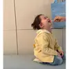 Cárdigan de punto para niña Ningli, nuevo estilo otoño 2026 ropa exterior infantil, un suéter amarillo dopamina muy elegante para niñas