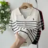 Moda Estilo Old Money Versátil Top de Punto Bordado a Rayas con Cuello en V de Manga Corta para Mujer, Nuevo Conjunto Corto de Verano, Rejuvenecedor