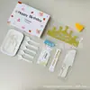 Set de accesorios para pastel de la fábrica de Ningjin, set de siete piezas en caja, velas de cumpleaños, sombrero de corona, cubiertos y platos de plástico desechables
