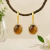 Brincos Stud de Ouro 18K Retrô Cor Maillard de Nicho Olho de Tigre para Mulheres Curtos Leves Luxo Design Exquisito