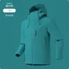 Chaqueta exterior 3 en 1 a prueba de viento e impermeable para hombre y mujer, con capucha, cuello alto, cierre magnético y construcción softshell; un conjunto de dos piezas adecuado para el montañismo