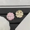 Nuevos Pendientes Chanel-Style Doble C Camelia Rosa con Logo, Aguja Plateada, Pendientes de Lujo de Alta Gama para Mujer 2025