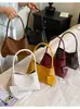 Bolso de mano de nicho estilo francés 2026 con un toque elegante, bolso tejido de moda de alta gama, bolso baguette simple de un solo hombro para llevar debajo del brazo