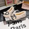 Nueva colección de pantuflas de lana de cordero Kalaoya, con diseño de punta poco profunda, estilo slip-on, forro de felpa y suela plana, disponibles como zapatos para mujer