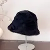 Sombrero de pescador de felpa con borde de gamuza plisada estilo coreano para mujer, informal, versátil, cálido, para proteger del frío y las orejas