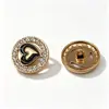 Botões metálicos em formato de coração com adornos de diamante para camisas, casacos e jaquetas, oferecendo um visual elegante e de alta qualidade