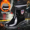 Botas de chuva impermeáveis, resistentes ao desgaste e antiderrapantes, de cano médio, com solas grossas, disponíveis em tamanhos grandes, resistentes a óleo e forradas com fleece para uso no inverno.