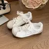 Diseño único, zapatillas blancas dulces estilo coreano para mujer, nueva colección primavera/verano 2026, versátiles, ligeras, populares entre los estudiantes, zapatillas de plataforma estilo entrenamiento alemán