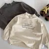 Camiseta base MaiBao para niños 2026 invierno nuevo jersey de cuello alto medio para niños con letras ropa interior térmica para bebé al por mayor