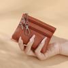 El mismo día, se lanzó en stock el nuevo monedero con cremallera multibolsillos con estampado de lichi 2024, que se puede colgar como bolso de almacenamiento de tarjetas para damas.
