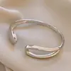 Pulseira Aberta Geométrica de Gota d'Água Transpassada Europeia e Americana Pulseira Simples de Personalidade Fashion Joias de Luxo Leve de Alta Qualidade para Mulheres