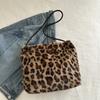Bolso de mujer informal con estampado de leopardo de felpa, moderno y de otoño e invierno, bolso de hombro combinable, bolso de mano de felpa estilo perezoso para mujer.