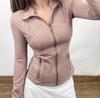 Ropa de Yoga de Alta Calidad con Tejido Cepillado, Cuello Alto, Mangas Largas y Cintura Ajustada, Combinada con una Chaqueta Deportiva para Correr de Ajuste Delgado y Amigable con la Piel