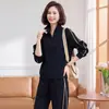 Conjunto de sudadera deportiva de moda para mujer, nueva colección primavera/otoño 2026, conjunto casual de dos piezas holgado y elegante para madres de mediana edad, diseñado para hacerte lucir más joven