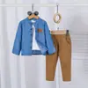 Conjunto de Camisa Jeans com Gola Alta para Meninos, Primavera e Outono, Top de Manga Longa Decorado com Etiqueta de Couro, Calça de Veludo Cotelê, Conjunto de Duas Peças para Crianças