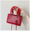 Elegante bolsa de mão pequena para mulheres, nova bolsa de ombro com padrão trançado de verão 2026, adequada para o trabalho e deslocamento, bolsa transversal pequena quadrada