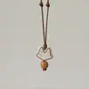 Escuché que las hojas de arce son la confesión más cálida del otoño~Cadena de suéter simple y versátil de color rojo, accesorio colgante de alta gama