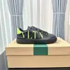 Nuevos Zapatos Deportivos Blancos Versátiles de Estilo Europeo de Primavera Zapatos Blancos Casuales de Lujo con Tachuelas Unisex de Caña Baja Zapatos Transfronterizos