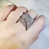 Comercio electrónico transfronterizo venta de anillo de banda exagerado creativo de microincrustaciones de diamantes completos Amazon suministro para transmisiones en vivo de TikTok