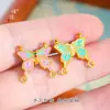 Pu Zuojiu no se decolora oro accesorios DIY colgante de mariposa colorido de doble cara colgante binaural collar cadena de suéter mujer