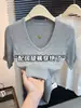 Camiseta de color liso para mujer, hombro normal, cuello en V, manga de tres cuartos, nuevo estilo de otoño, con diseño de cintura fruncida, corte ajustado, favorecedor, versátil y moderna, top de manga media