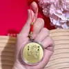 Año de la Oveja Sobre Rojo Saludos de Año Nuevo Souvenir Banco Seguro Regalo Llavero de Lámina de Oro Imitación Llavero Colgante